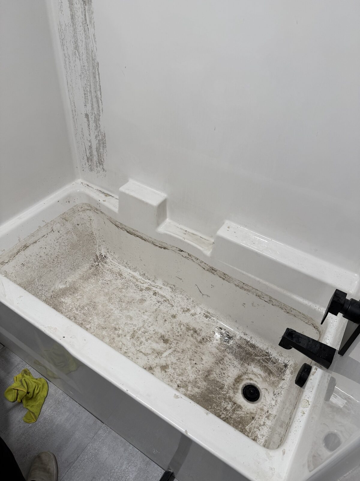 Bathtub before deep cleaning